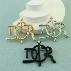 De luxury Pendant - Elegant Clothes Pendant with Back Clips Secure Attachment & Unique Design