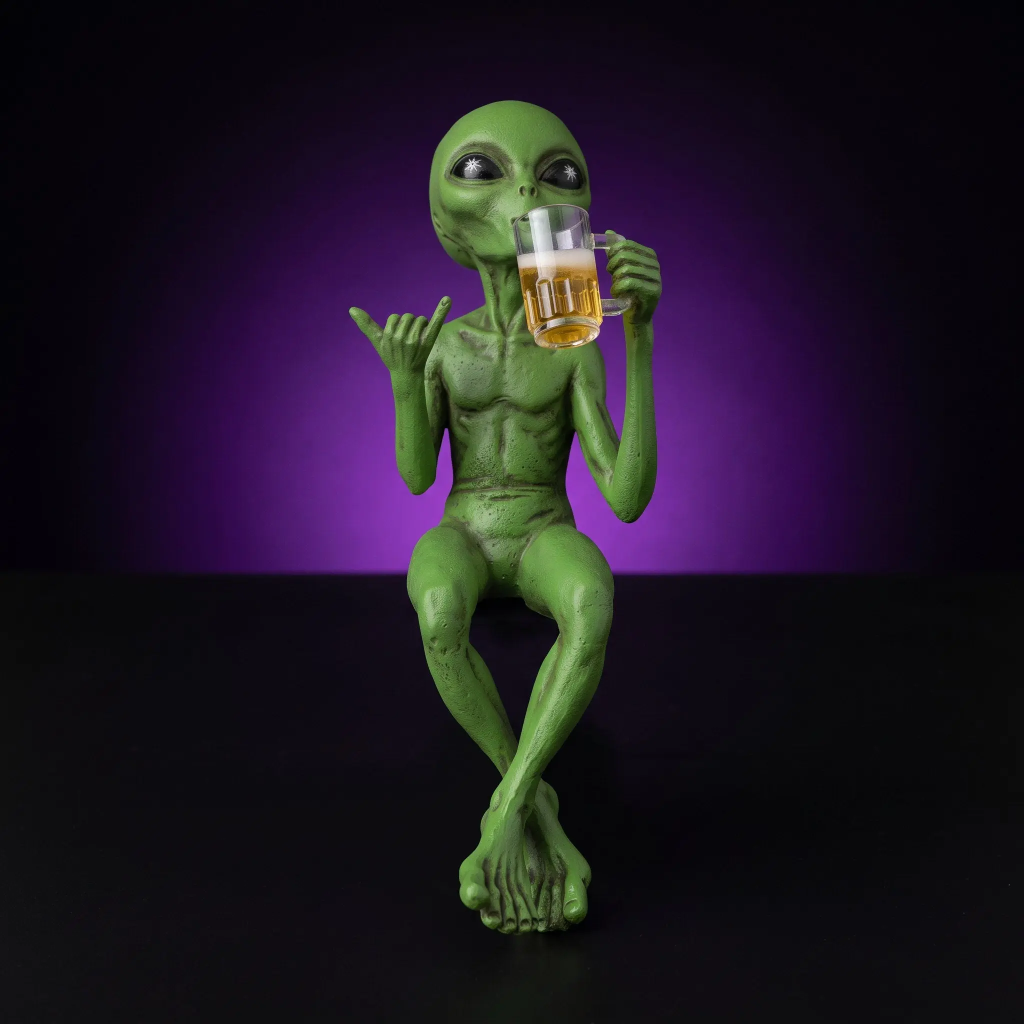 Y2K Alien Statue – Beer Drinking Alien Figurine Desk Decor
