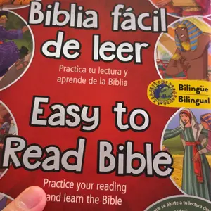 Easy to Read Bible (Bilingual) / La Biblia fácil de leer (Bilingüe): Practice your reading and learn the Bible