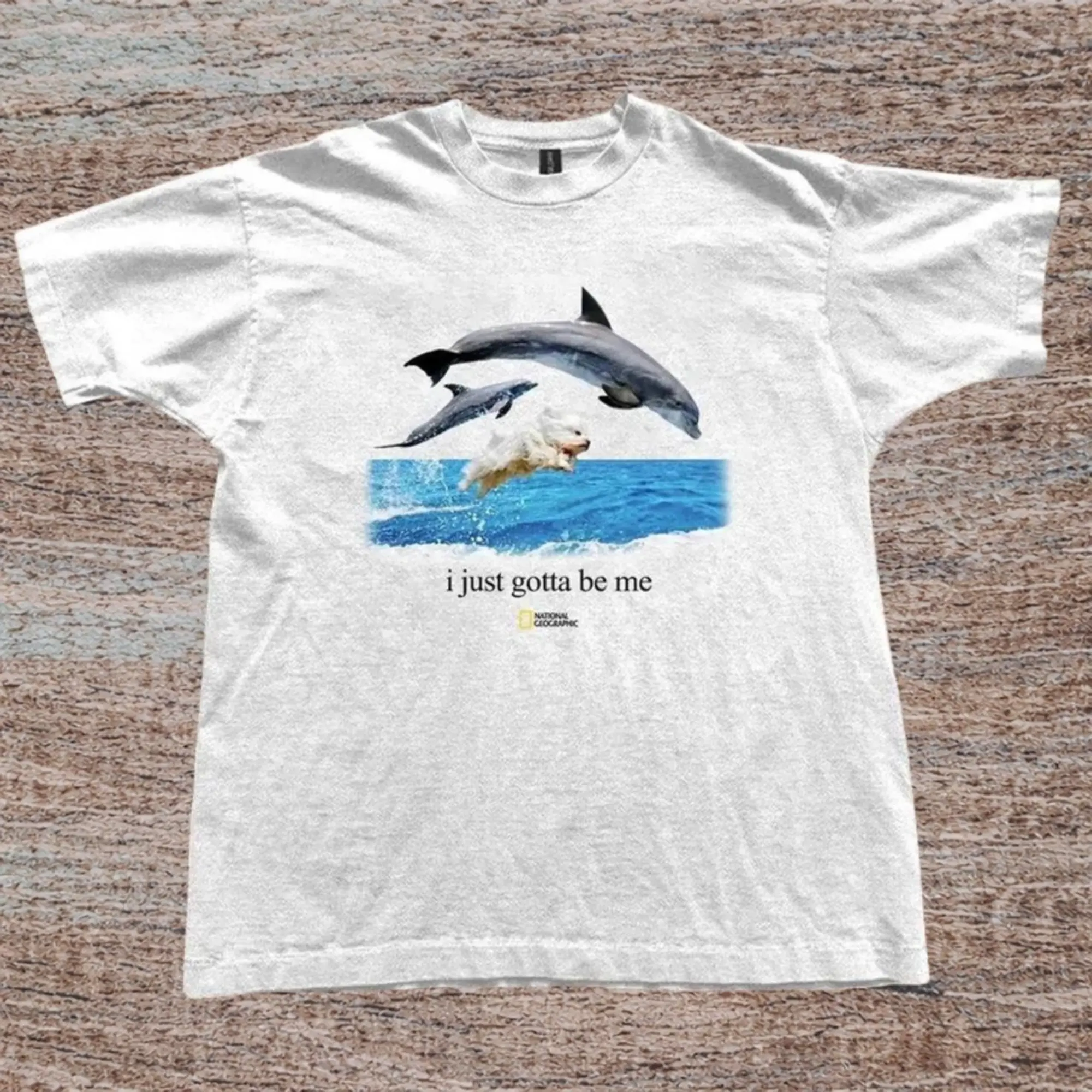 Gildan Men's and Women's T-shirt, Vintage Dolphins And A Dog Jumping Out Of Water With The Text 'I Just Gotta Be Me' Tee, Unisex Vintage Graphic Tees Gothic Grunge Y2k Emo Scene Amity Affliction Style Clothes Men Women Streetwear Summer
