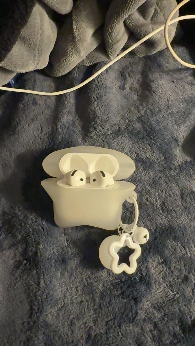 Item: Gray (includes pendant), AirPods 4