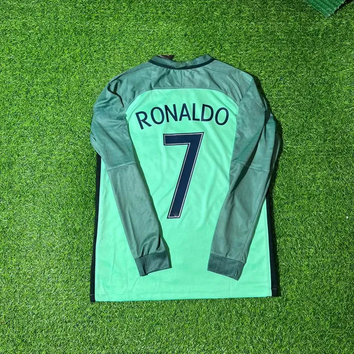 C.Ronaldo #7 2018 Green Long Sleeve Retro Football Jersey – Iconic Gradient Design, Striker Position, Full Printed