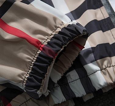 Men’s plaid hooded jacket, casual lightweight zip-up raincoat, classic plaid patterned hooded outerwear, suitable for street wear in spring and autumn.