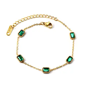 This emerald bracelet boasts a sophisticated and understated design, featuring luxurious gold plating on the wrist. Its simple yet elegant design makes it suitable for everyday wear, parties, and as a festive gift – a modern and stylish choice.