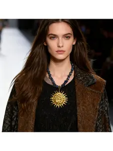 Popular and Unique Stainless Steel Sun Pendant Necklace with Natural Green Crystal Chips Jewelry Accessory