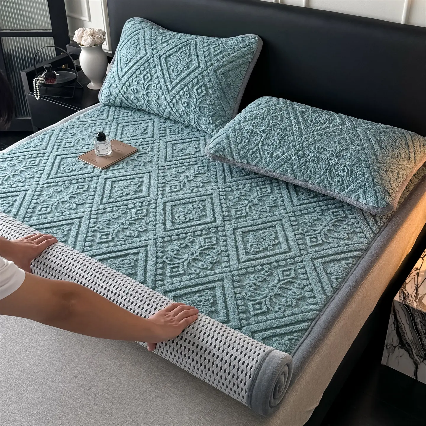 Thick Velvet Winter Bedding Set,Single Double Soft Plush Mattress Cover, Includes 1 Bedspread used as Carpet Mat Ultra soft Without Pillowcases, Bedroom Bedding Set