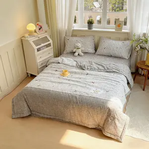 Bear Floral Summer Quilt, Fresh Farmhouse Style Patchwork Design, Skin-Friendly Breathable Cotton Fabric, Lace Trim