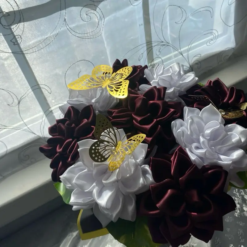 Ramo Blanco con Mariposas Doradas y Flores de Seda Elegantes para Decoración de Hogar y Eventos