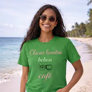 Camiseta Chicas Bonitas Beben Café | Diseño Femenino Taza “Pinky Up”