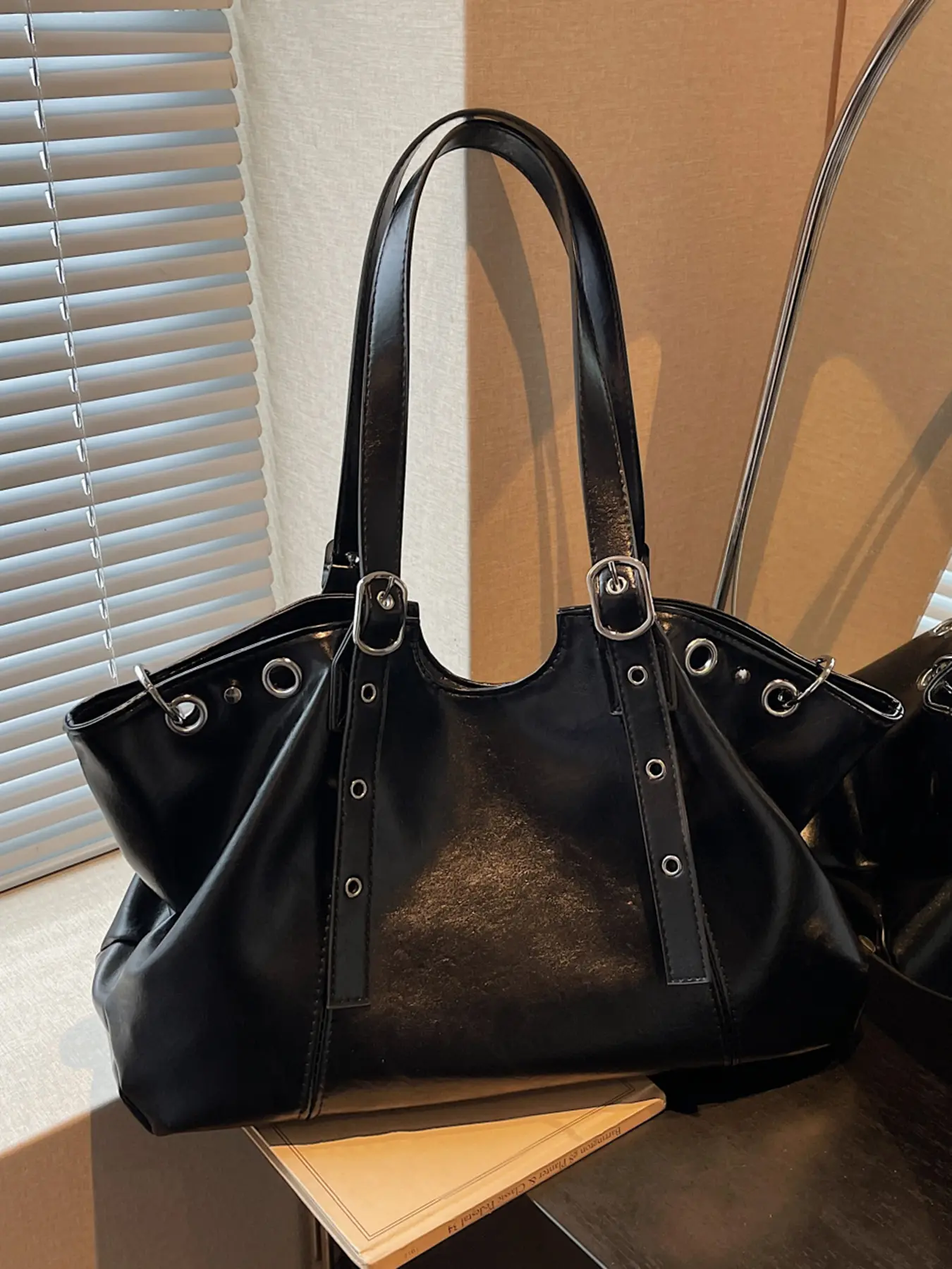Simple, stylish and textured Slouchy Tote bag, High Quality bag, lightweight work bag, large capacity design shoulder bag that can hold water bottles, files, computers, suitable for shopping, commuting, daily travel and other scenarios