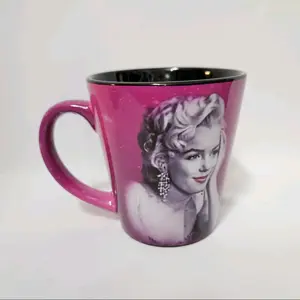 Marillyn Monrow coffe mug " we are all stars and we deserve a twinky"