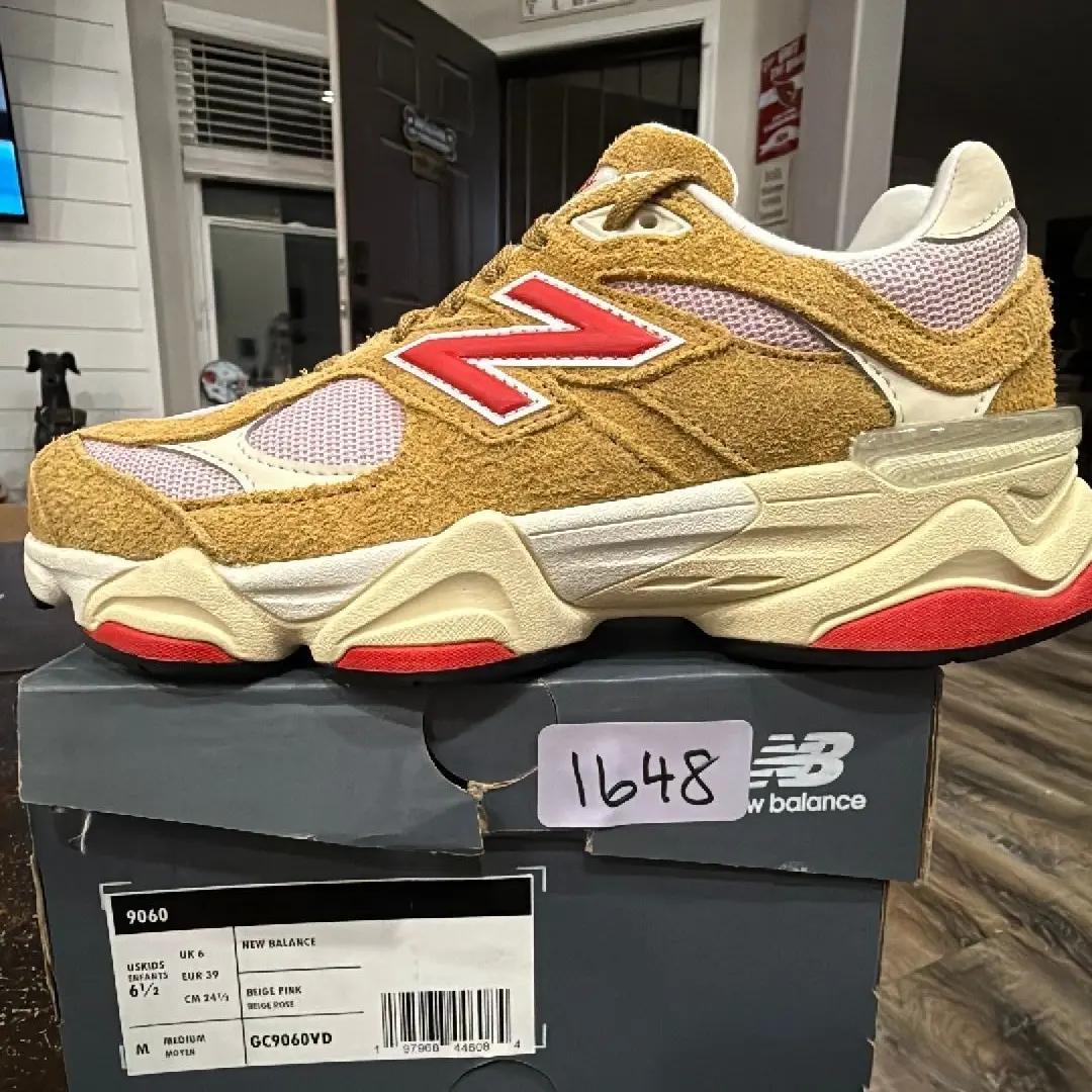 6.5Y/8W New Balance 9060 Beige Pink