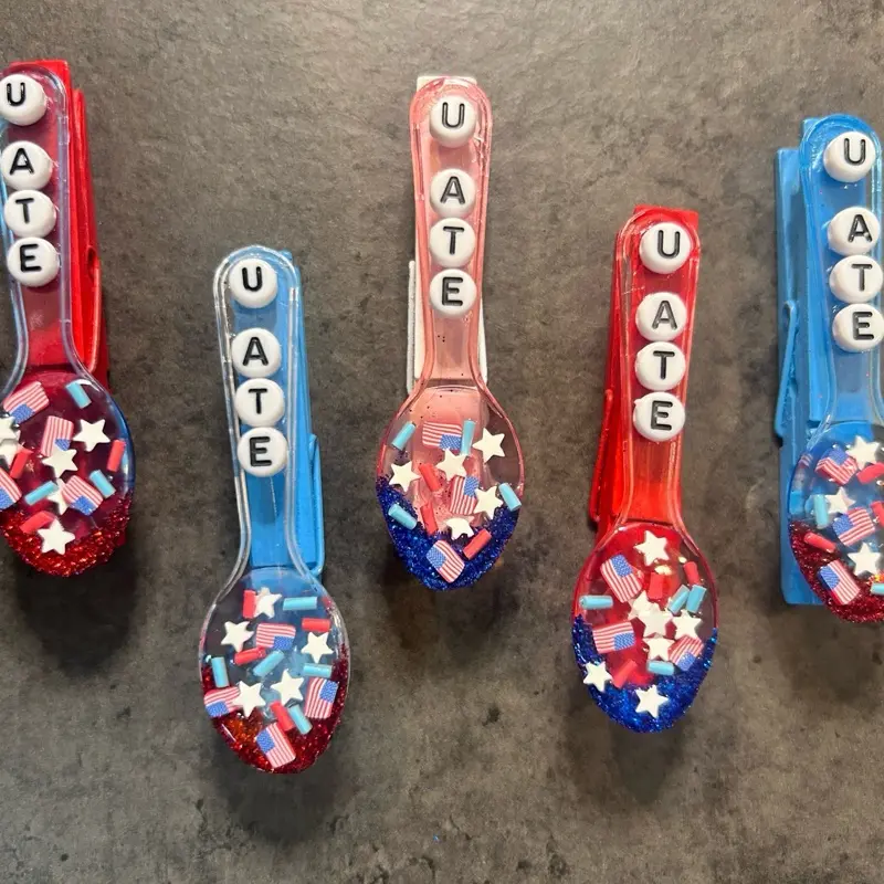U ATE patriotic sports clips & cheer Pins - Handcrafted Wooden Clothespins with Glitter & Plastic Charms for Team Events - Set of 5 or 10 - Perfect for Games & Tournaments