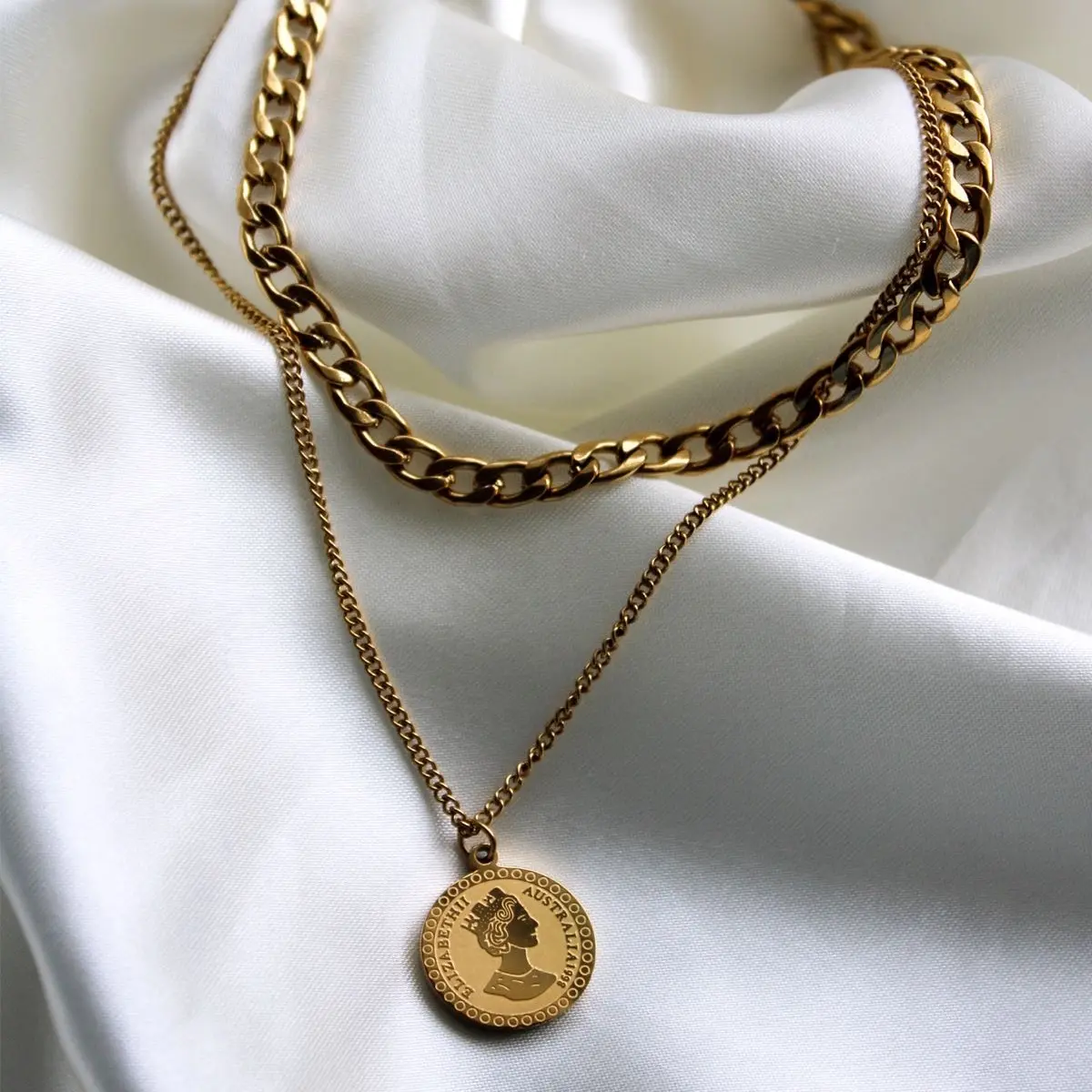 Classy Queen Necklace - High-Quality 18k Gold-Plated Stainless Steel