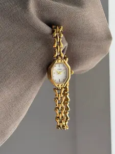 Women’s Quartz Watch, Analog Dial, Rectangle Face Shape, Metal Case, Buckle Closure, Geometric Pattern, Elegant Style