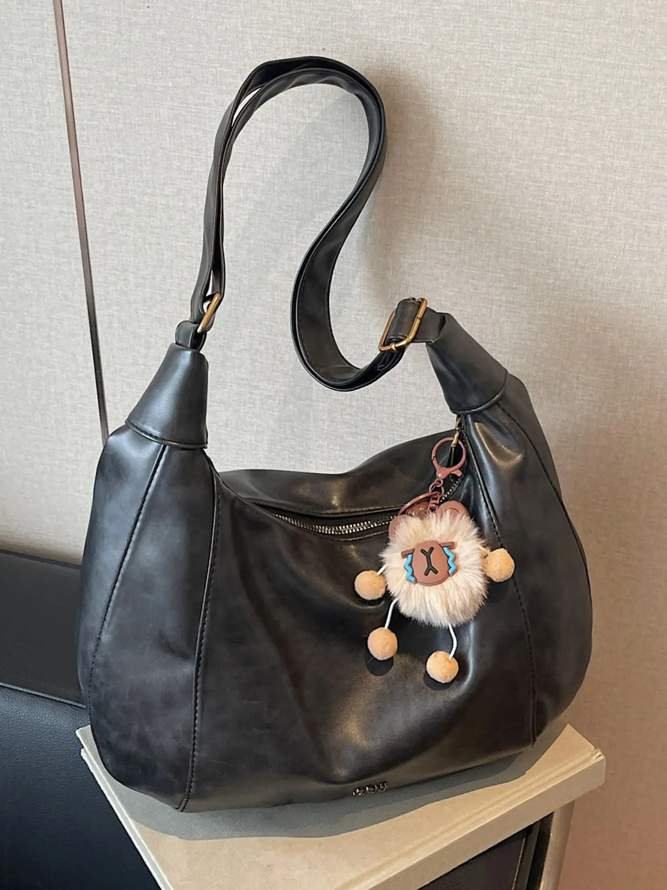 Leisure high-end retro texture shoulder bag, simple and stylish versatile large capacity crossbody bag, with cute cartoon pendant, can accommodate files and tablets, suitable for shopping and gatherings, Casual crossbody bag