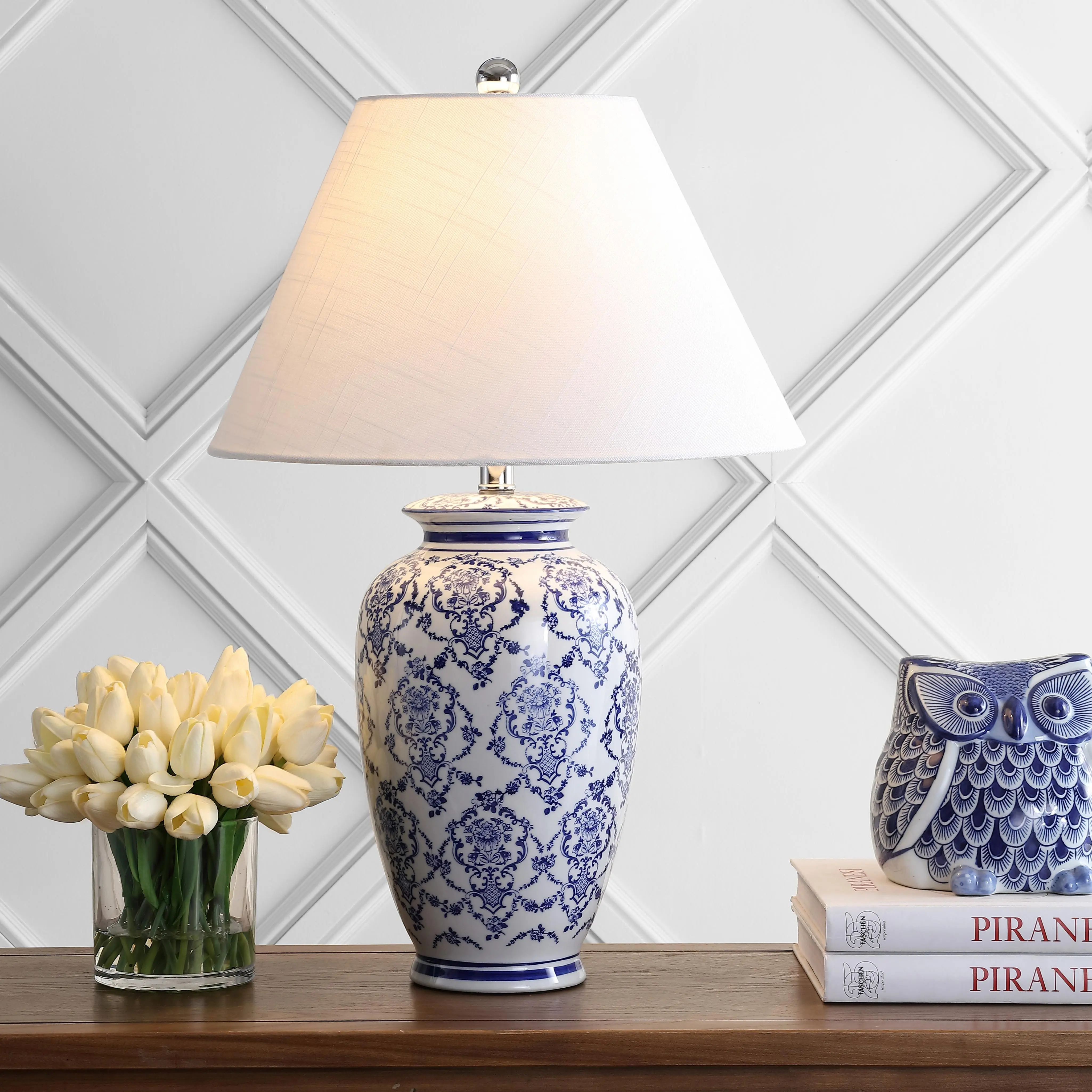 JONATHAN Y Juliana 26.25" Chinoiserie Ceramic Urn Table Lamp (Home Decoration Lamp, Cotton-Linen Shade), Blue/White, Traditional Asian Inspired, LED Bulb Included, Hand-Painted Details, Metal Base, Rotary Switch, 60" Silk Cord, Decoration