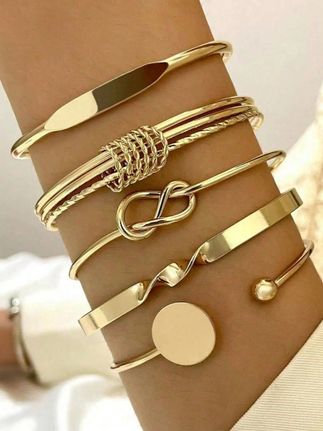 This 5-piece vintage-style oversized wide bangle set features smooth gold asymmetrical bangles and bracelets, perfect as a gift for your girlfriend or friends. A perfect present for birthdays, holidays, and parties. Suitable for everyday wear and festive