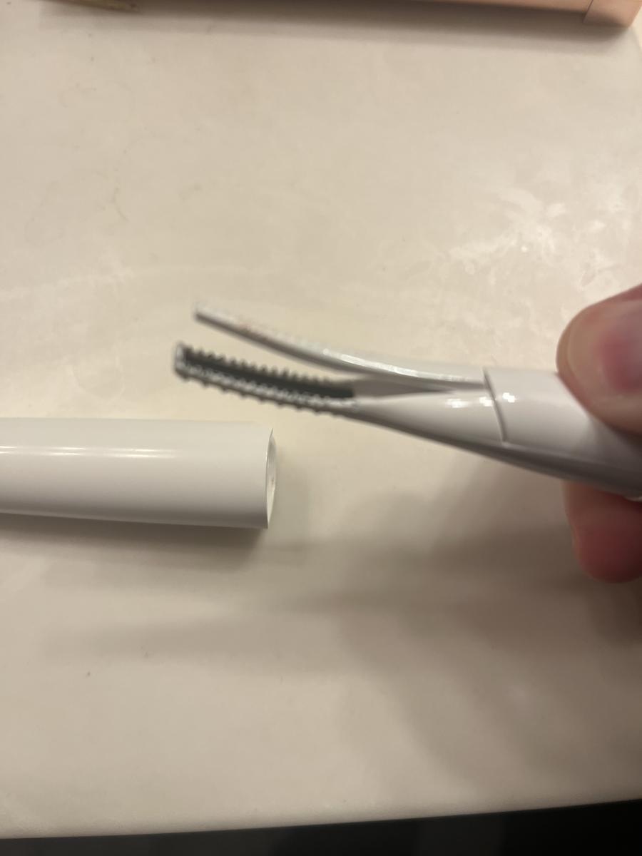 Item: RIKI EYELASH CURLER