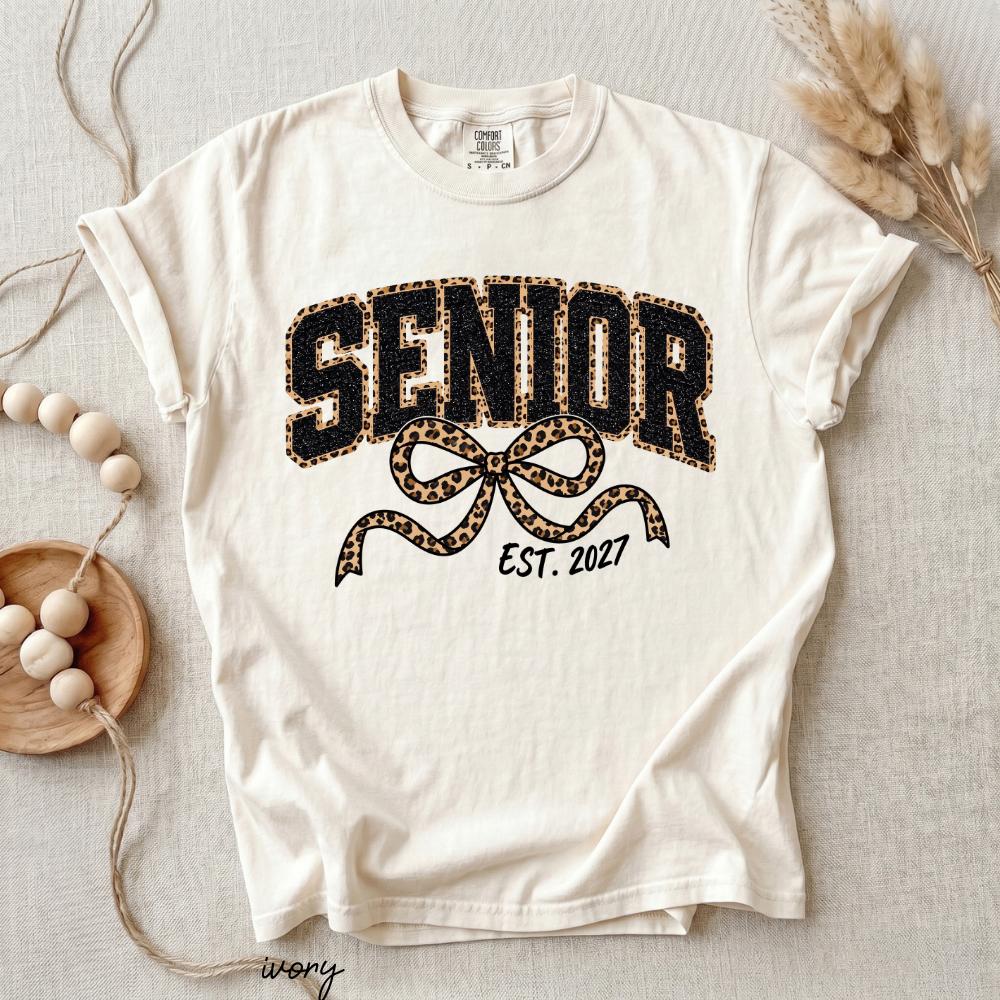 Comfort Colors Senior Est. 2027 T-Shirt – Trendy Graduation Graphic With Bold Senior Letters, Leopard Print Outline And Coquette Bow, Cute Senior Year Tee, First Day Of School Outfit And Gift For High School Senior Girls And Class Of 2027 Students