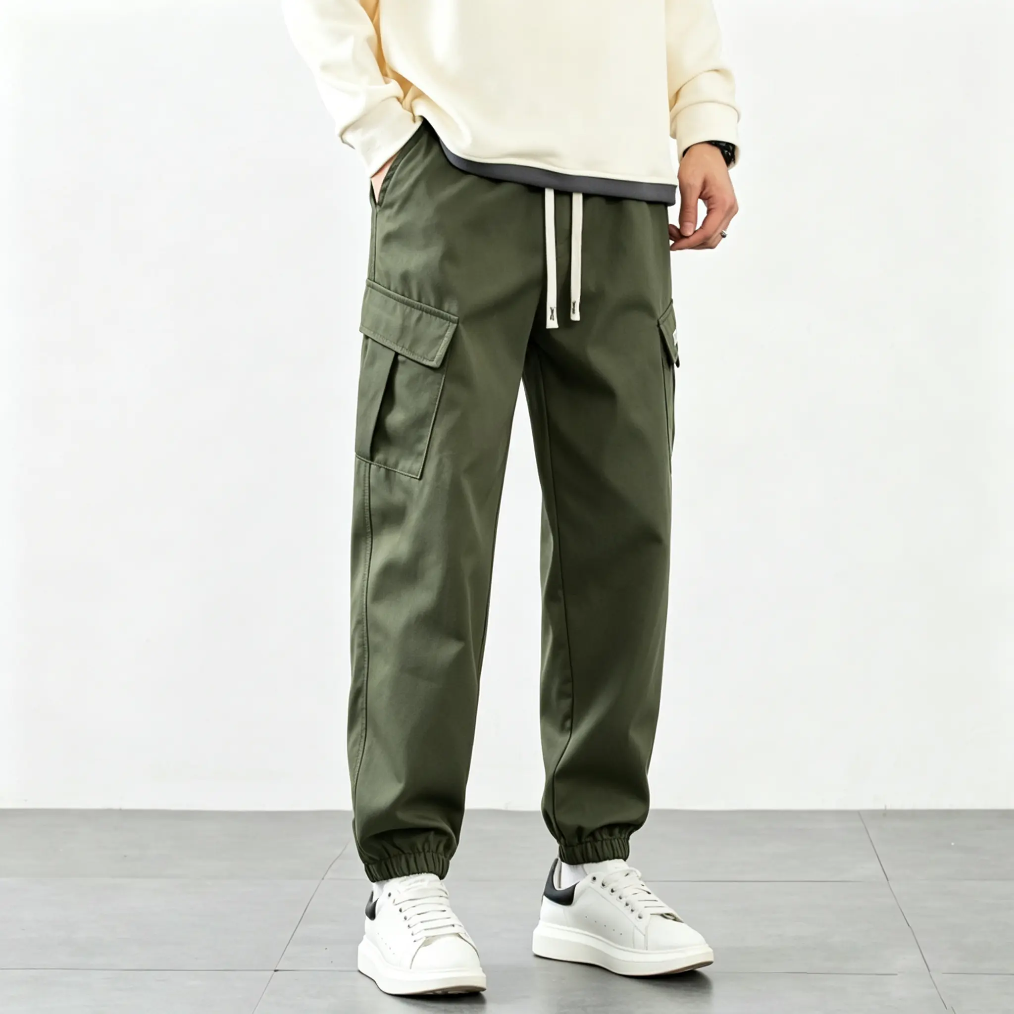 Men’s white cargo jogger pants for spring/autumn with an elastic drawstring waist, trendy multi-pocket design with label detailing, versatile everyday athletic casual long pants