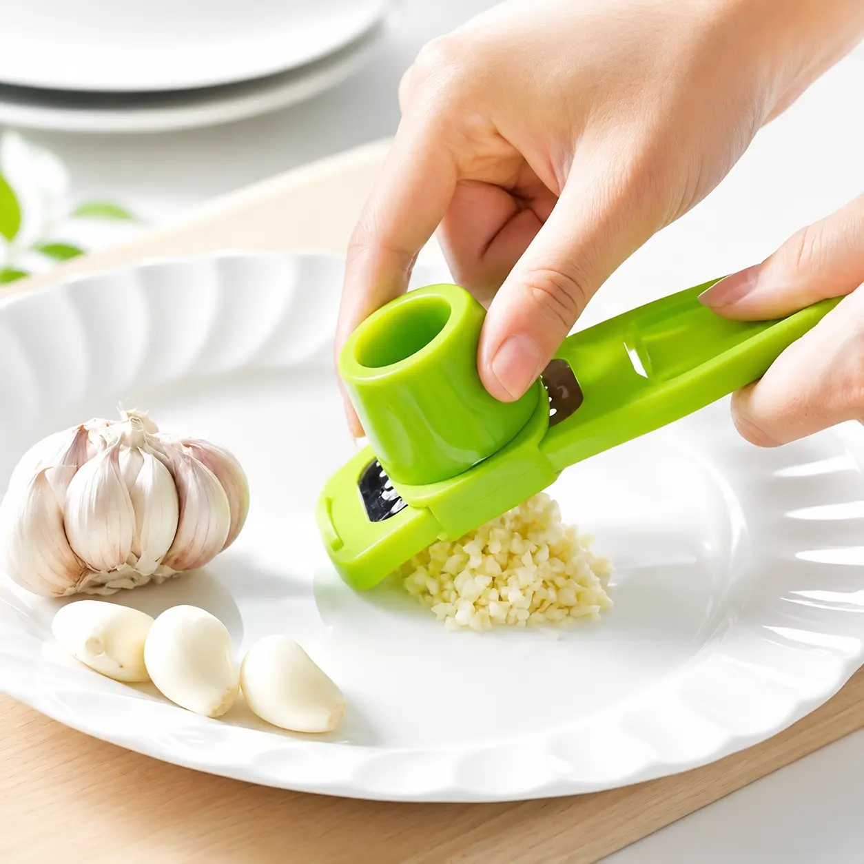 Mini Garlic Crusher - Mess-Free, No Hand Odor, 1-Second Perfect Garlic Prep Tool for Home, Party Gift Supplies