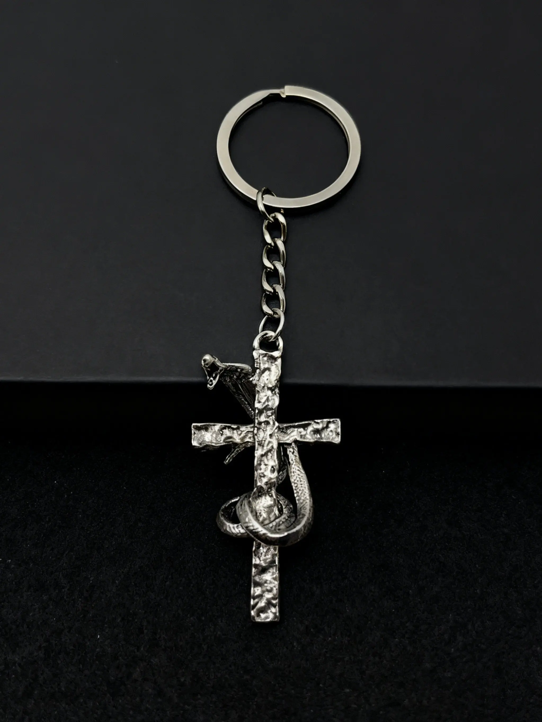 1 Piece of Hip-Hop Punk Retro Cobra Cross Keychain Versatile and Trendy