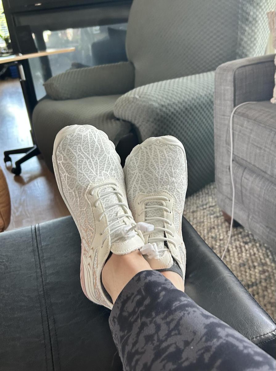 Item: white, Woman 7.5 /Man 6.5