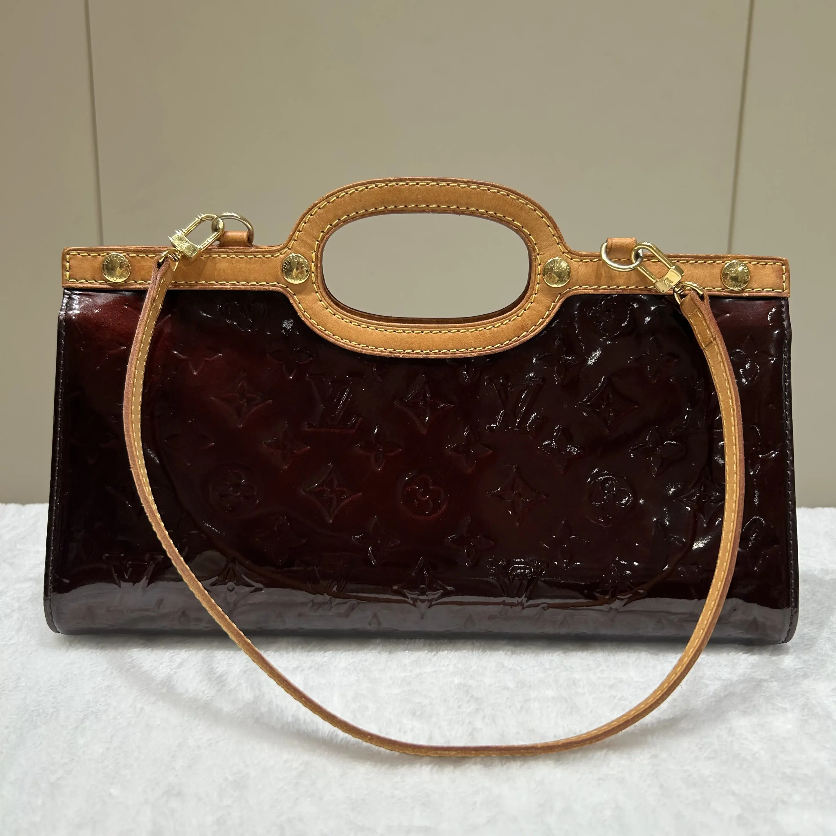 Pre-owned Louis Vuitton leather Shoulder bags LV Roxbury Drive Cherry Embossed Monogram Patent Doctor Bag Shoulder Bag 32475435