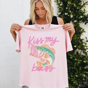 BojjiCo Preppy Kiss My Bass Fish Shirt Trendy Summer Tee-Shirt Colorful Beach Tee Funny Summer Vibes T-Shirt Beach Lover Gift Coastal Cowgirl Fishing Graphic Top Retro Bass Fishing Comfort Tee Cute Preppy Lake Life Outfit Sassy Fishing Gift for Her UC