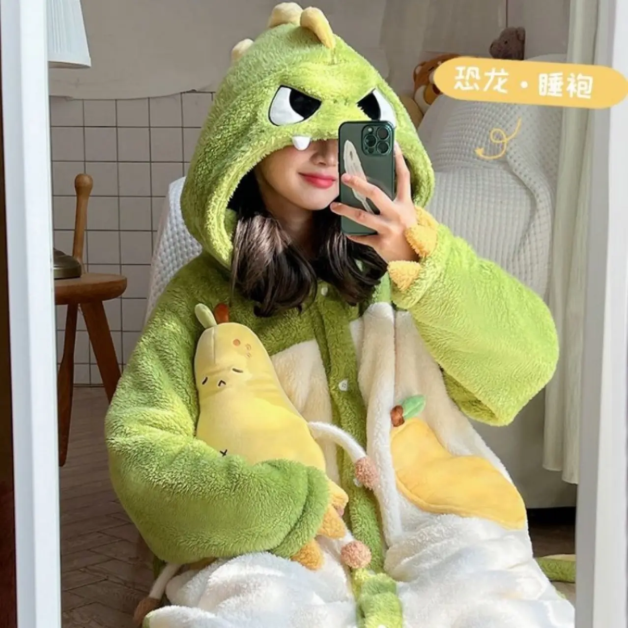 Dinosaurs make pear nightgowns