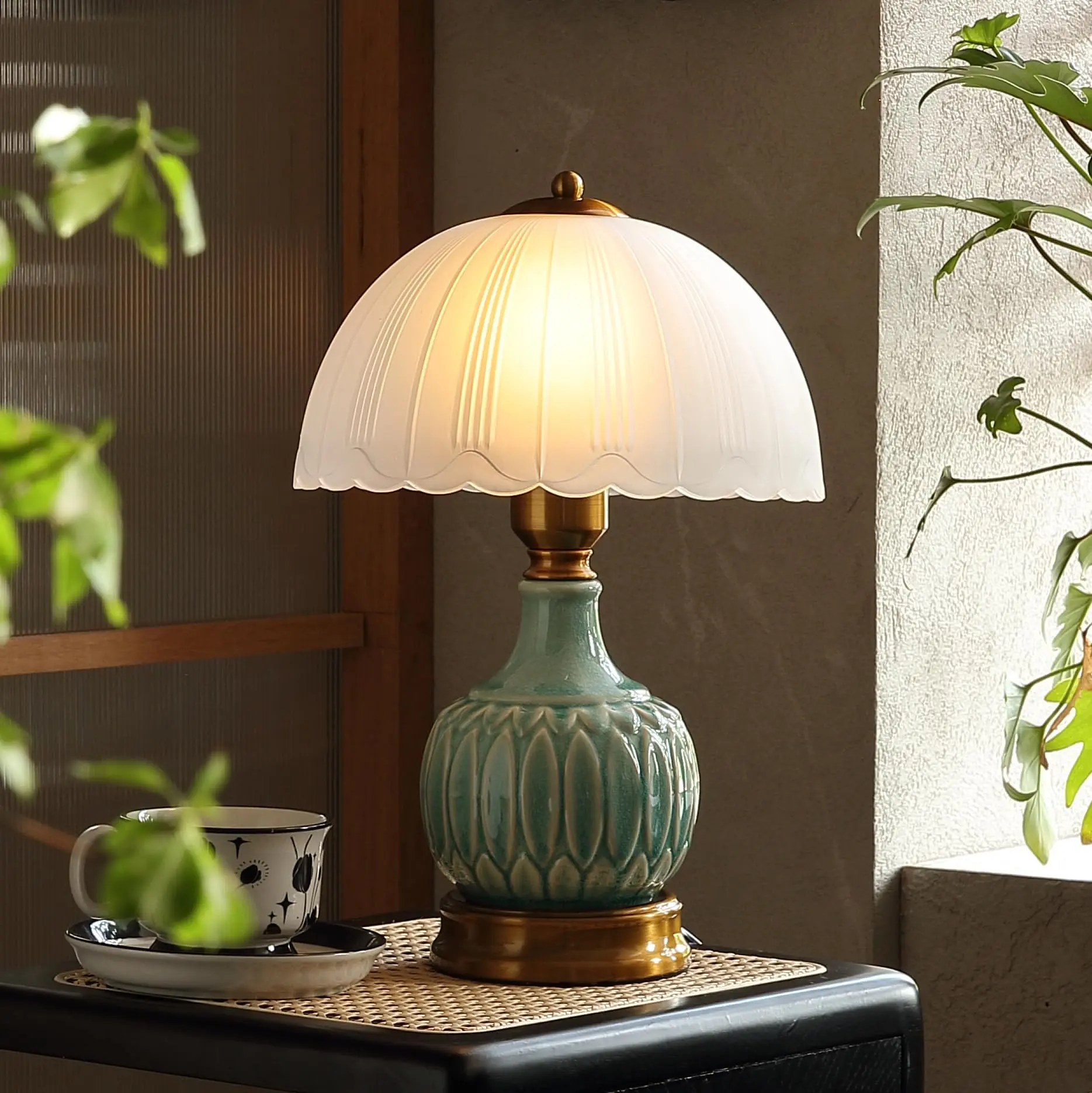 Table Lamps Ceramic Retro Lamp for Living Room,15" Modern Bedside Nightstand Traditional Lamps, Classic Chinoiserie Green Glass Lamp for Home perfect Halloween Party and Holiday Gifts