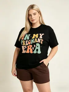 Plus Size Women's Short Sleeve T-Shirt, Retro Cute Style, Macaron-Colored Wavy "IN MY PREGNANT ERA" Slogan Print, Comfortable Non-Cotton Fabric, Perfect for Pregnancy Daily Wear & Mom Gatherings, Ideal Gentle & Vibrant Outfit for Women