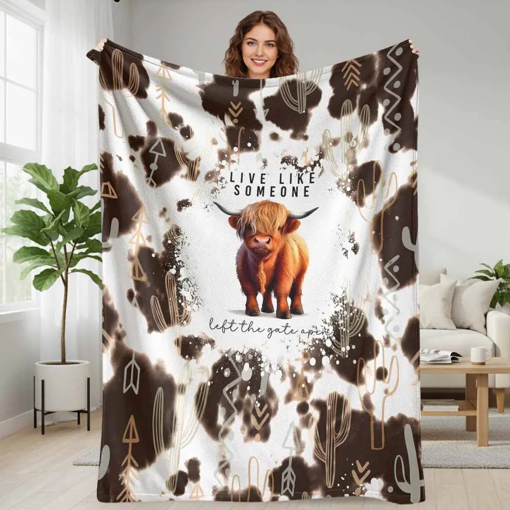 Highland Cow and Cactus Print Flannel Blanket Cozy Warm Soft Lightweight Design Perfect for Sofa Bedroom Farmhouse Decor Outdoor Camping Housewarming Gift Rustic Living Spaces