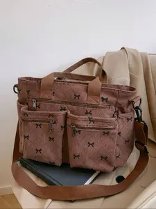 Lightweight daily joker commuter one-shoulder messenger bag, niche design fashion simple one-shoulder messenger bag, bow print classic joker, suitable for student parties, daily shopping dates and so on.