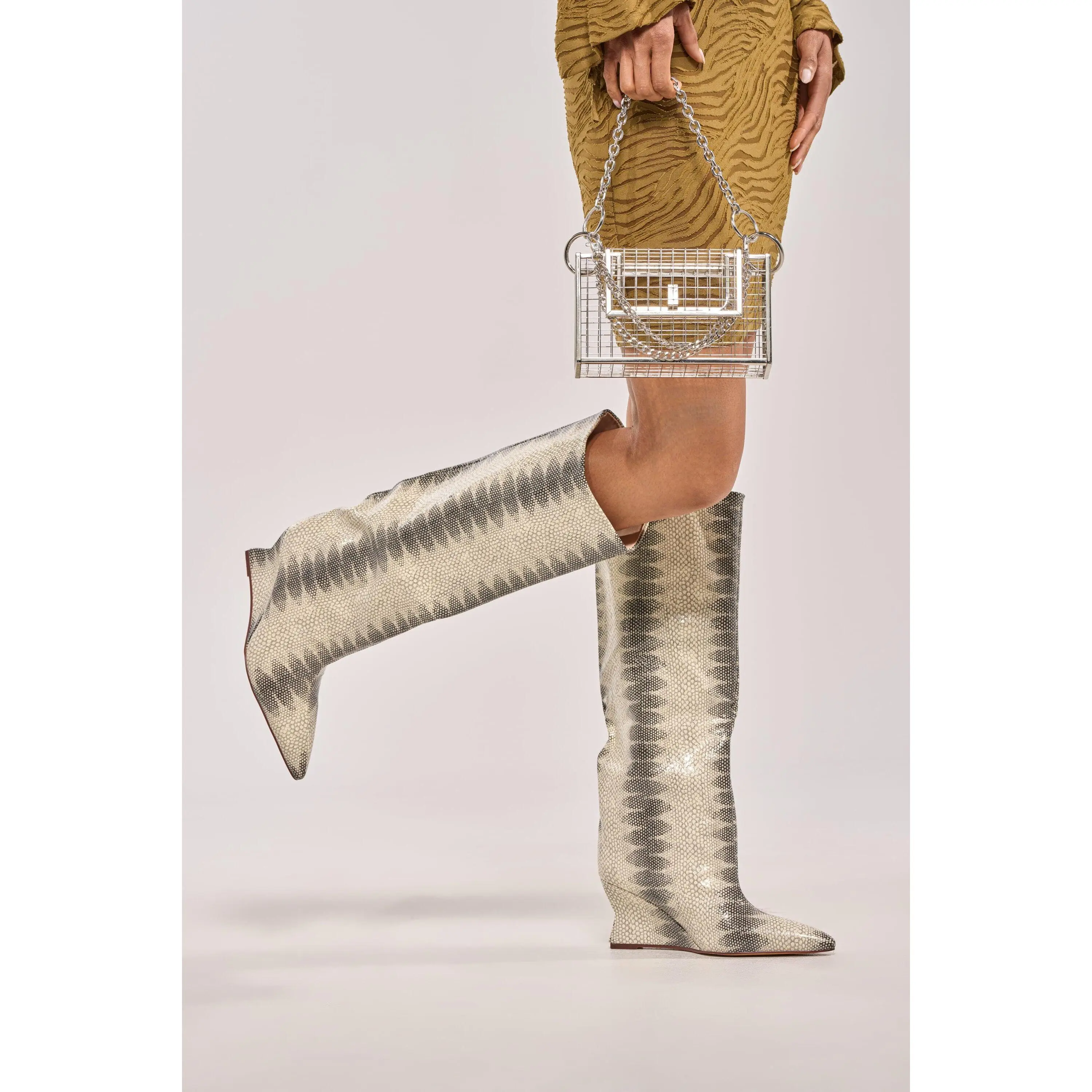 AZALEA WANG BRUN GREY SNAKE WEDGE BOOT
