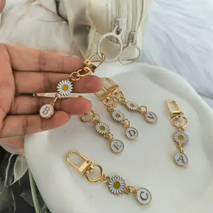 Initial Daisy Keychain - Golden-Tone Floral Key Ring for Women, A-Z Letter Bag Charm for Keys, Wallet, Phone Case, Birthday Gift Idea, Cute Keychains, Wallet Decoration, Daisy Design, Keychain For Bags