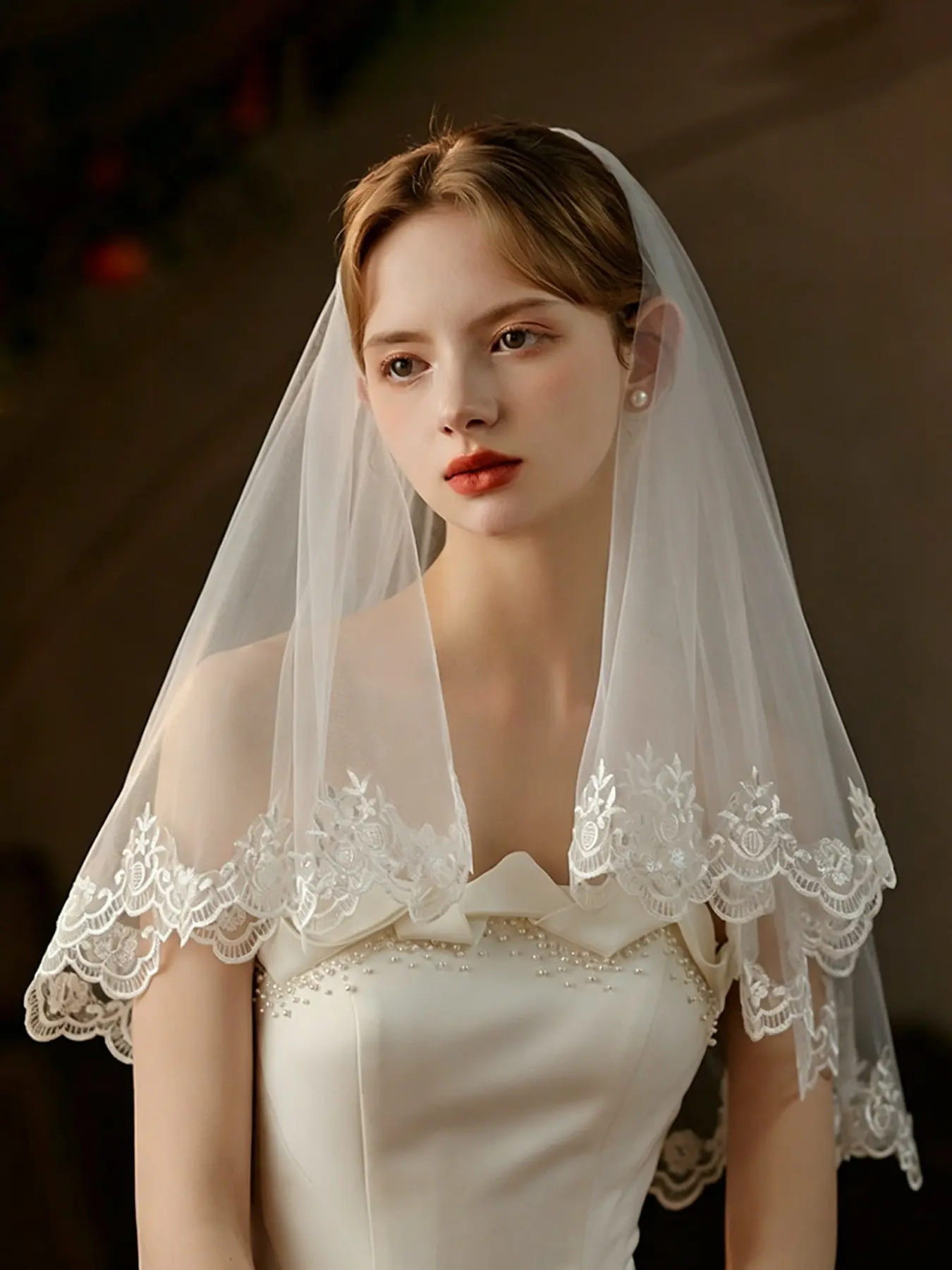 Elegant Lace Trim Wedding Veil, Romantic Two-Layer Bridal Veil with Comb, Classic Fantasy Bride Headpiece, Perfect for Church and Garden Weddings