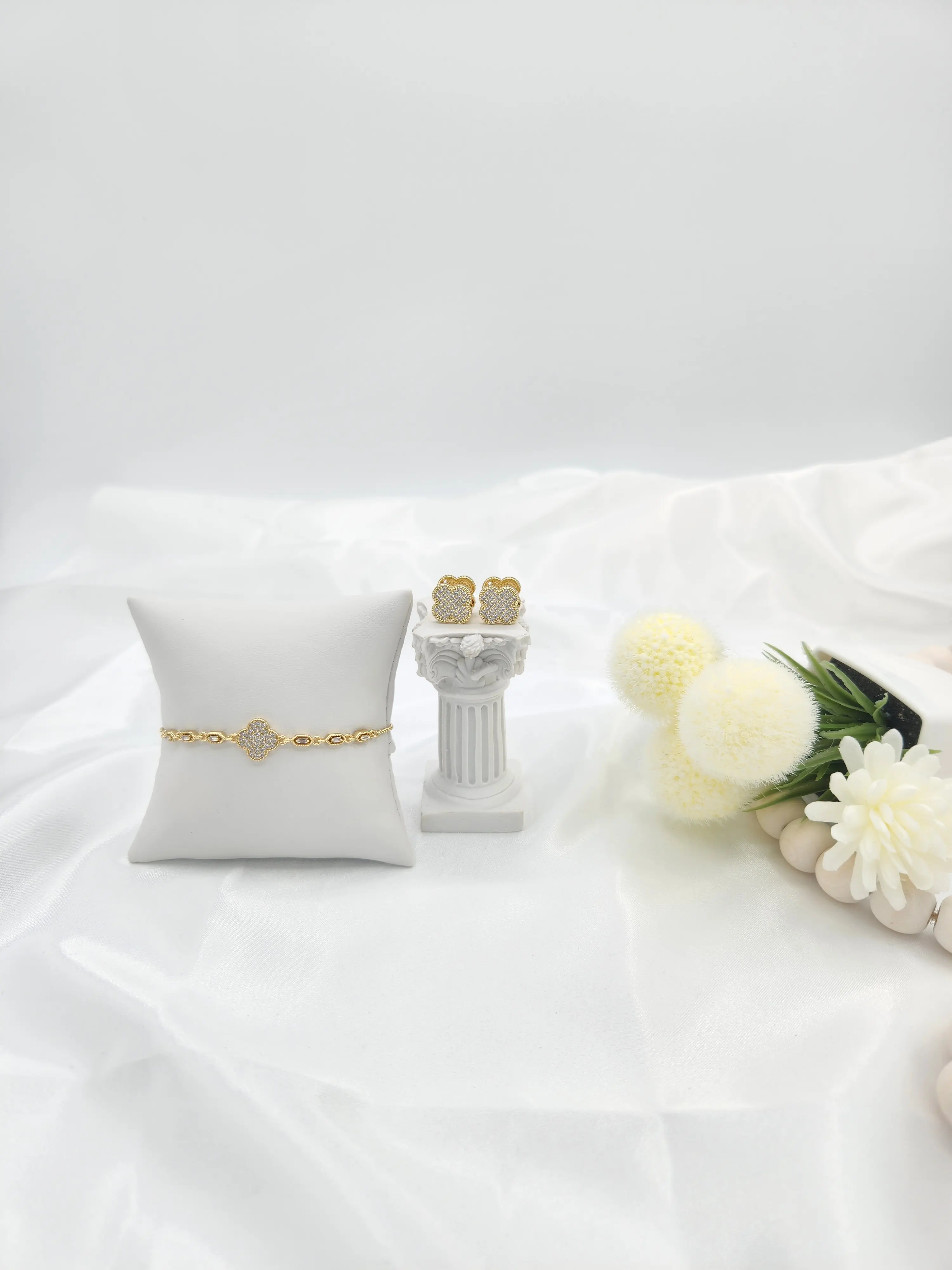 14k gold plated clover shaped bracelet and earring set. 14k gold plated clover shaped bracelet and earring set.