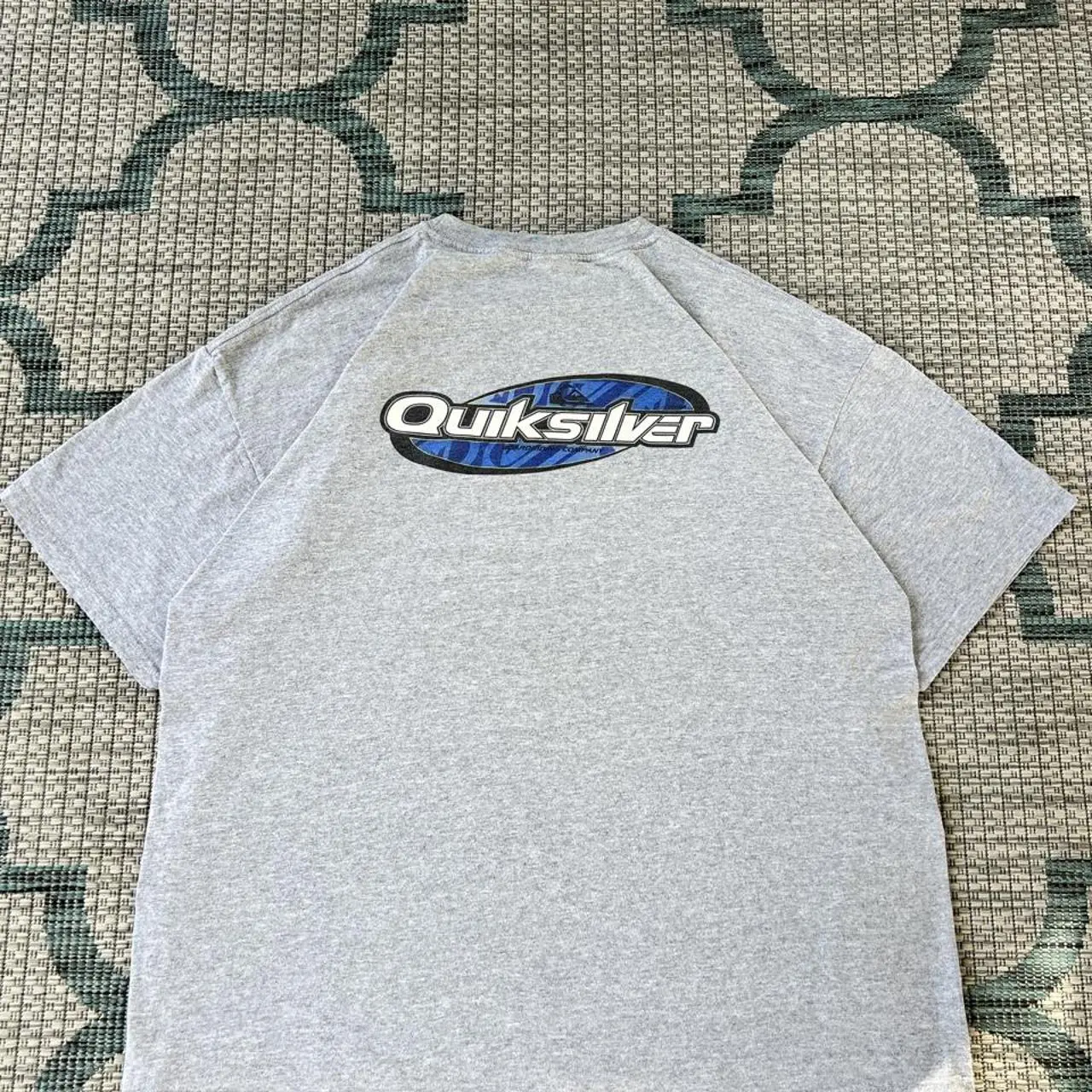 Quiksilver Spellout Oval Logo Graphic T-Shirt - Retro Surf Brand Design Tee Unisex Light Grey Retro Short Sleeve Cotton Shirt