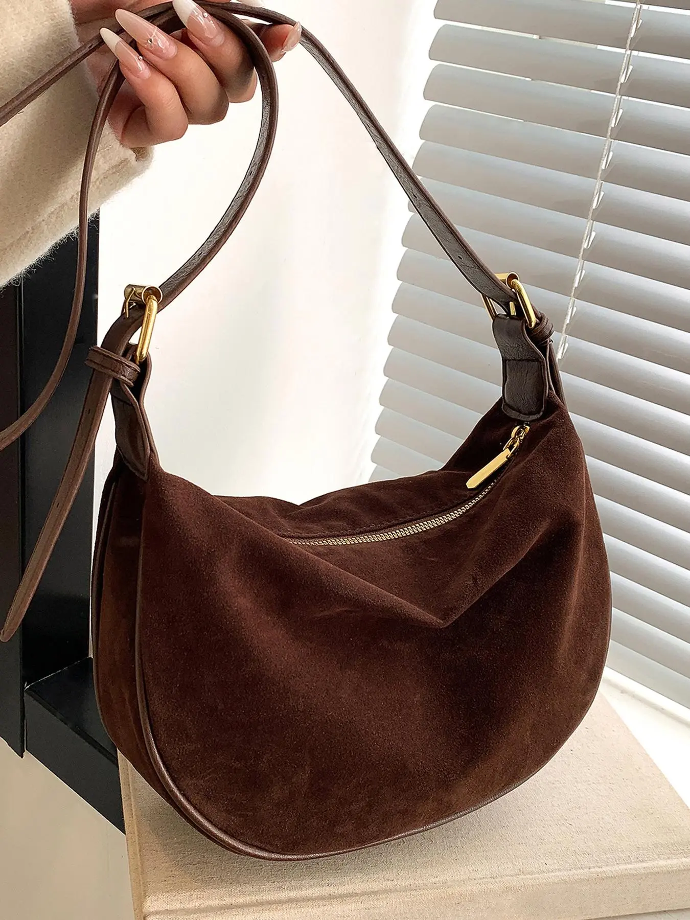 Retro women's shoulder bag, simple shoulder crossbody bag, casual and versatile shoulder dumpling bag, Classic dumpling bag, niche design work commuter bag, suitable for daily matching, commuting and other scenarios