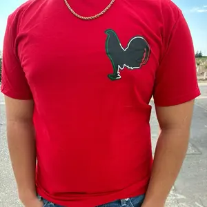 Playera de gallo tricolor en color rojo y negro Casual Tshirt Man Menswear