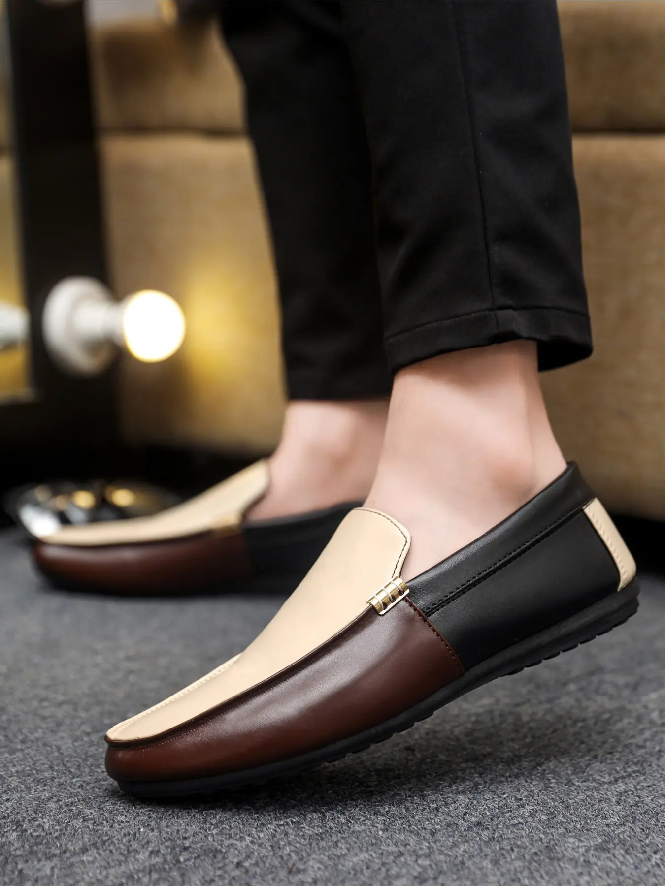 Casual outdoor slip-on shoes for men, breathable and lightweight Flat loafers with a simple metal buckle design, versatile for daily wear and driving