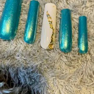 Team teal press on nails