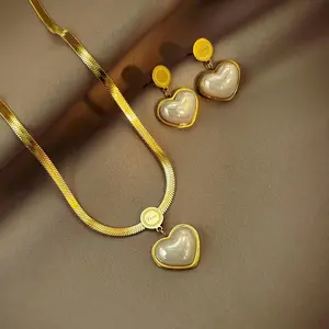 18 Karat Gold 2-Piece Jewelry Set - Pendant Necklace, Earrings for a Romantic Look