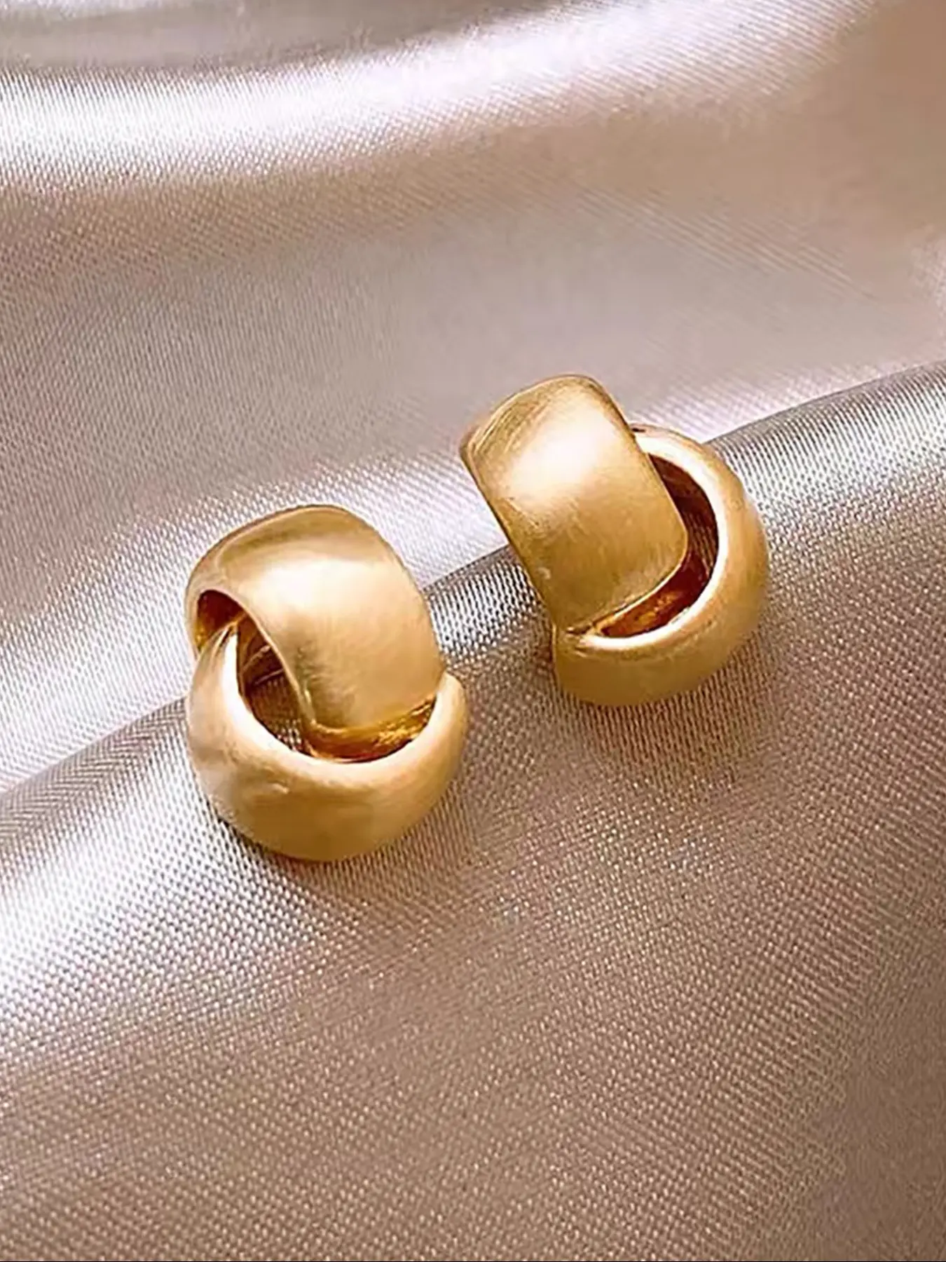 Elegant French Style Metal Stud Earrings for Women, Vintage Design, Perfect for Daily Wear & Commuting, Small Brushed Finish