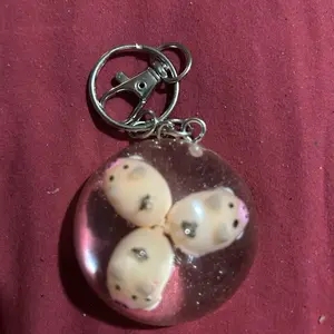 3 Little Pigs Resin Keychain - Adorable Design with Three Pigs, Perfect for Keychains and Accessories