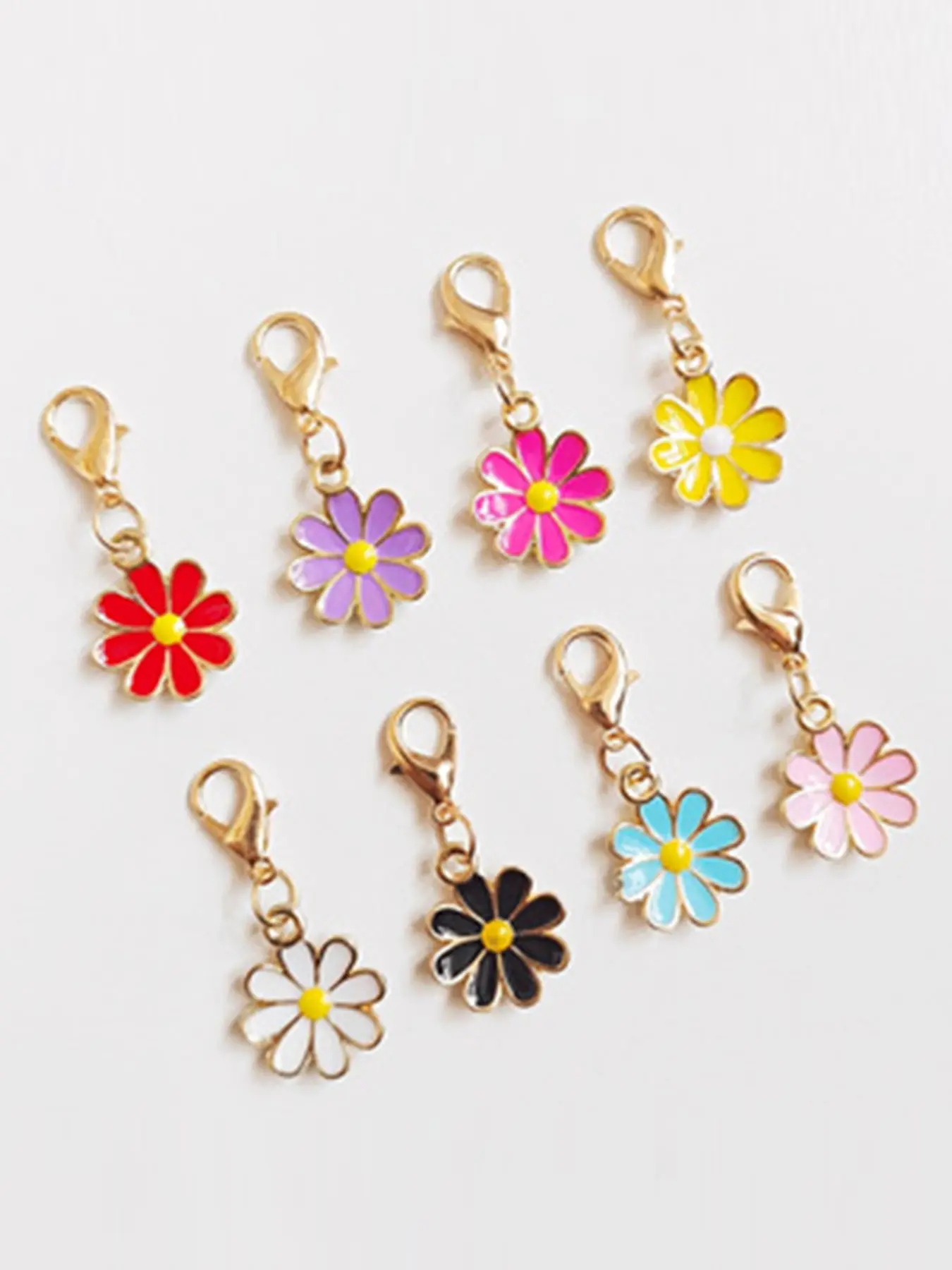 Random Color Daisy Keychain Set, Stylish Keychain, Flower Keychain, Floral Keyring for Party Favors, Unisex Gift for Men and Women, 8 Pieces Random Colors, Car Keychain, Fashionable Alloy Keychain