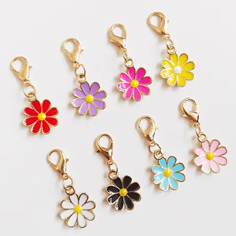Random Color Daisy Keychain Set, Stylish Keychain, Flower Keychain, Floral Keyring for Party Favors, Unisex Gift for Men and Women, 8 Pieces Random Colors, Car Keychain, Fashionable Alloy Keychain