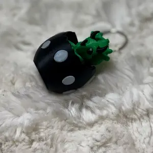 Mini Hatch Dragon Clicker – Fidget Fun on a Keyring, Round Everyday Split Ring, Plastic Basic No Warning Applicable, Cartoon Characters, Real Mechanical Switch, 3D Printed Penguin on Blue Iceberg